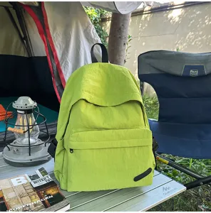 Sac à dos de voyage vert clair, grande capacité, sac à dos quotidien simple pour le plein air.
