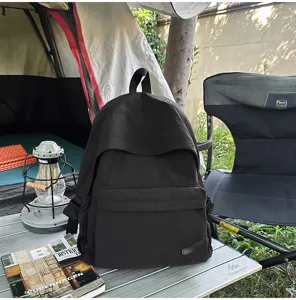 Détail de sac à dos décontracté noir avec grande capacité et design moderne et épuré.