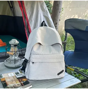Vue détaillée du sac à dos gris clair minimaliste doté d'un tissu très résistant.