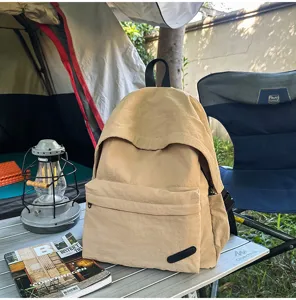 Sac à dos décontracté de grande capacité en détail dans un décor de camping en plein air