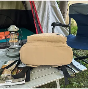 Vue détaillée d'un sac à dos de loisir minimaliste beige, idéal pour les voyages quotidiens.