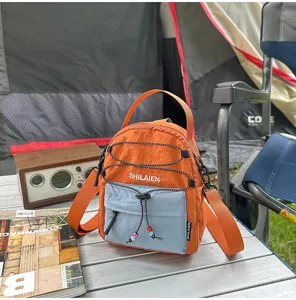 Bolso cruzado de nailon estilo camping al aire libre, ligero y práctico para viajes y uso diario.