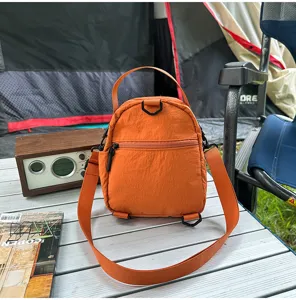 Bolso cruzado informal de nailon naranja para exteriores, bolsa de viaje ligera para uso diario.