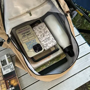 Sac à dos kaki élégant et décontracté de grande capacité pour les voyages et les loisirs.