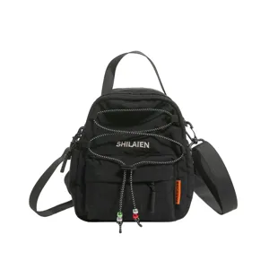Bolso cruzado de nailon negro mini mochila de viaje al aire libre con cordón reflectante.