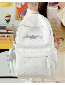 Gedetailleerd uitzicht op een schattige Japanse witte stippen rugzak met sterhanger en roze logo.
