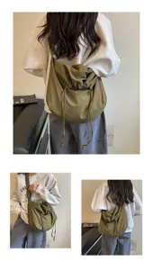 Sac bandoulière souple en vert olive avec cordon de serrage, vue détaillée et grande.