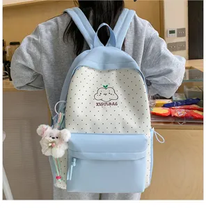 Gedetailleerd overzicht van Japanse polkadot rugzak met wolk borduursel en pluche berenhanger.