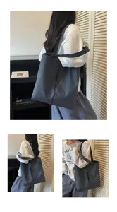Λεπτομερης οψη casual τσαντας shopper καρο, με λουρι ωμου και μεγαλη χωρητικοτητα.