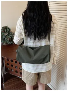 Sac porté épaule cylindrique en nylon vert pour femme, grand sac de loisir quotidien.