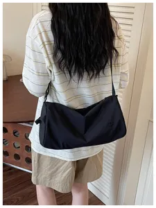 Vue de détail du sac bandoulière en nylon décontracté, grande capacité pour trajets.