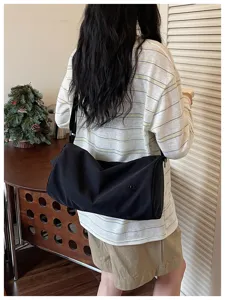 Sac bandoulière cylindrique noir décontracté en nylon pour femme, grand sac fourre-tout.