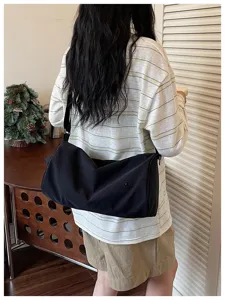 Sac bandoulière cylindrique en nylon décontracté pour femme, grand sac tout pratique ici.