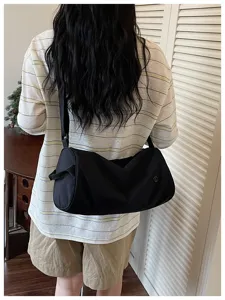 Sac bandoulière cylindrique en nylon décontracté, grand sac fourre-tout pour le quotidien.