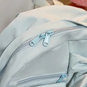 Mochila casual para estudiantes azul celeste con doble cremallera y bonito diseño de lazo