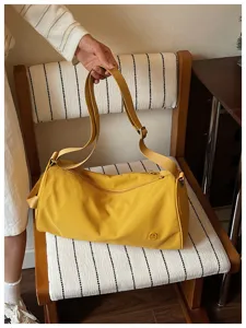 Sac bandoulière cylindrique en nylon jaune vue détaillée, sac fourre-tout quotidien
