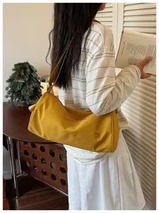 Sac bandoulière cylindrique en nylon décontracté pour femme, grand sac fourre-tout chic.