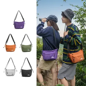 Bolso cruzado de nailon ligero para hombres y mujeres, práctico bolso casual de viaje.