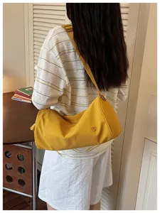 Sac bandoulière cylindrique en nylon décontracté pour femme, grande capacité de transport.