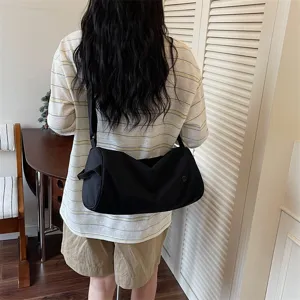 Sac bandoulière cylindrique en nylon minimaliste polyvalent pour femmes, grand format.