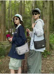 Vista detallada de bolsos cruzados casuales al aire libre usados por modelos, nailon ligero.