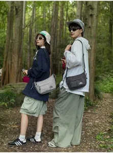 Bolso cruzado ligero de nylon casual para viajes al aire libre y actividades deportivas diarias.