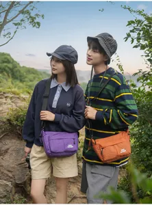Bolso cruzado de nylon casual para hombres y mujeres, bolsa ligera para viajes al aire libre.
