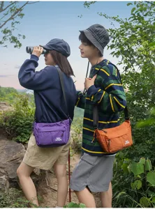 Detalle de bolso cruzado de nylon informal para senderismo al aire libre y viajes diarios.