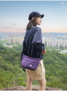 Bolso bandolera a cuadros morados, bolso de nailon ligero y casual para viajes y deportes.