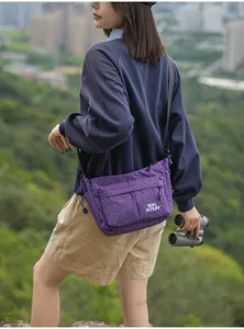 Bolso bandolera ligero de nailon a cuadros morados para viajes y uso casual al aire libre.