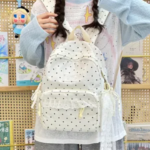 Wit polkadot rugzak detail met kanten volant zak en zoet casual levensstijl ontwerp.