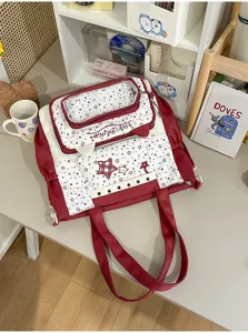 Gedetailleerd overzicht van de rood-witte canvas itabag met doorzichtig venster en sterren.