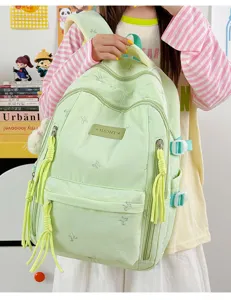 Leuke groene rugzak met strik borduurwerk, grote schooltas voor meisjes, gedetailleerd weergave.