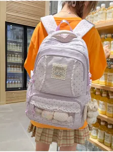 Paarse schoolrugzak met sterrenpatroon, doorzichtig vak en schattig pluche konijntje.
