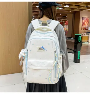 Gedetailleerd uitzicht op de schattige Japanse witte rugzak met sterrenpatroon voor school.