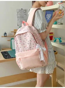 Roze schattige strik rugzak detail weergave, zoete schooltas met lint en parel hanger.