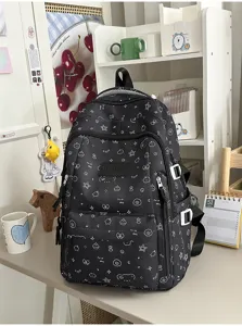 Zwarte grote studentenrugzak met witte sterrenprint, gedetailleerde weergave van de schooltas.