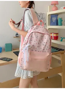 Gedetailleerd uitzicht van de roze studentenrugzak met leuke strik- en hartmotieven met kant.