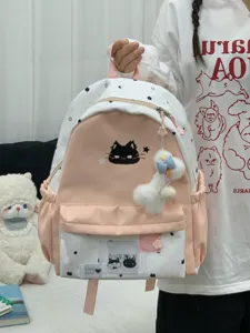 Gedetailleerd anzicht van de schattige roze kattenrugzak met sterrenmotief en pluche hanger.