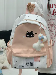 Details van roze sterrenrugzak met kattenborduurwerk, fluffy hangertje en handig voorvak.