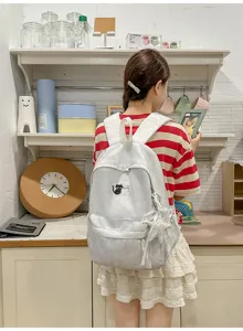 Gedetailleerd overzicht van casual canvas rugzak met schattige kattenborduursel en hanger.