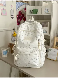 Rugzak detailweergave met leuk doodle-patroon, merkembleem aan de voorkant en stevige ritsen.
