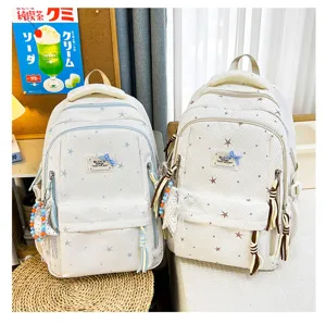 Gedetailleerd overzicht van schattige Japanse rugzakken met sterrenmotieven en leuke hangers.