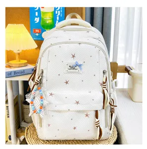 Gedetailleerd overzicht van witte rugzak met sterrenmotief, Japanse stijl, casual schooltas.