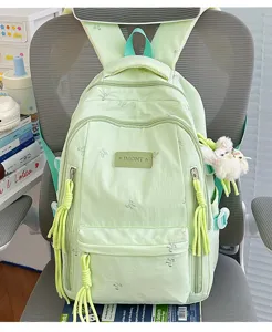 Groene schattige schoolrugzak voor meisjes met strik borduurwerk en een pluche konijn hanger.