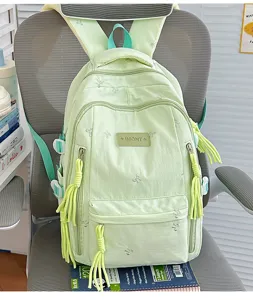 Lichtgroene schoolrugzak voor meisjes met leuke strikbroderie en grote capaciteit.