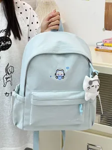 Lichtblauwe canvas rugzak met schattig kattenborduursel en pluche hanger voor dagelijks gebruik.
