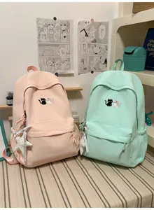 Detail van canvas schoolrugzak met kattenborduurwerk, schattige en stijlvolle casual dagrugzak.
