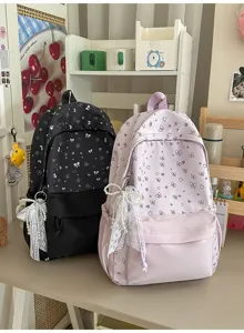 Schattige Koreaanse stijl rugzak detail met twee schooltassen strikken en parelhangers.