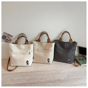 Vue détaillée des variantes de couleur du sac cabas en toile, sac bandoulière chic.